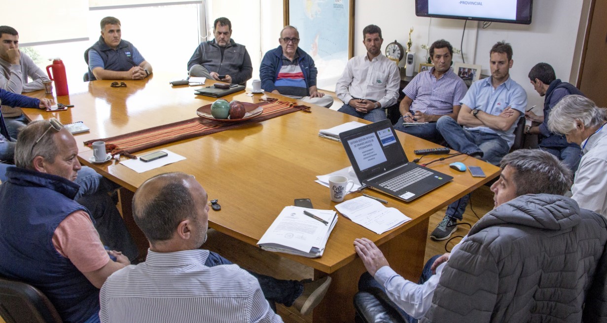 En la mañana del viernes 5 de octubre, el secretario de Gobierno Mauricio Coliqueo, el director de Gobierno Gonzalo Villalonga y los funcionarios Rubén Bruno y Javier Fina se reunieron con representantes de diferentes firmas que comercializan fitosanitarios.
