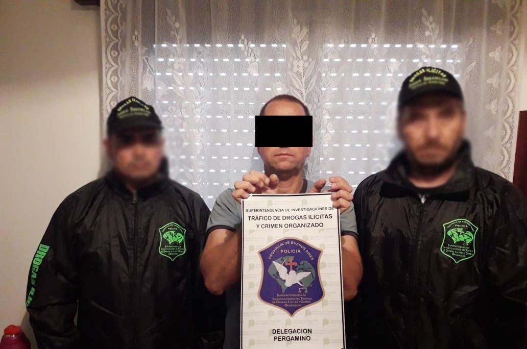 En la jornada del lunes 26 de noviembre, la Policía Antinarcóticos de Pergamino detuvo a otro de los miembros de la organización destinada al comercio de drogas en la ciudad, desbaratada el día 15 pasado, tras una búsqueda e intensa vigilia que duró todo el fin de semana.-