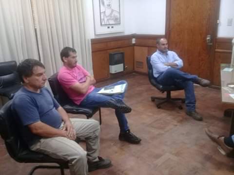 Con la presencia de los funcionarios municipales Adriana Grela, Nadia Sequeiro, Diego Bastianelli y el intendente interino Pablo Pino, en la mañana del martes se desarrolló la Licitación Pública Nº 18/2018 denominada adquisición de luminarias LED para los barrios Belgrano y 9 de Julio.