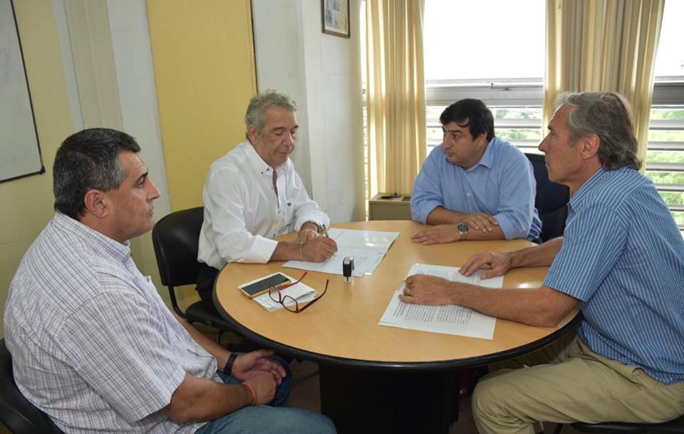 El intendente Ricardo Casi, acompañado por el director de Producción y Turismo Mario Quagliardi, se reunió con autoridades del Ministerio de Agroindustria de la Provincia, representadas por los secretarios de Ganadería y Pesca, Miguel Tezanos, y de Calidad Agroalimentaria, veterinario Sergio Robert.