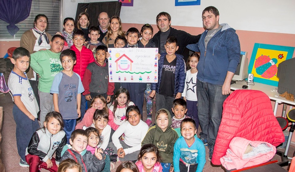 En la mañana del martes 11 de junio, en Casa del Niño, se hicieron presentes integrantes de Red Solidaria y M@ck Ingeniería para realizar la donación de dos computadoras para la institución de 12 entre 49 y 50.