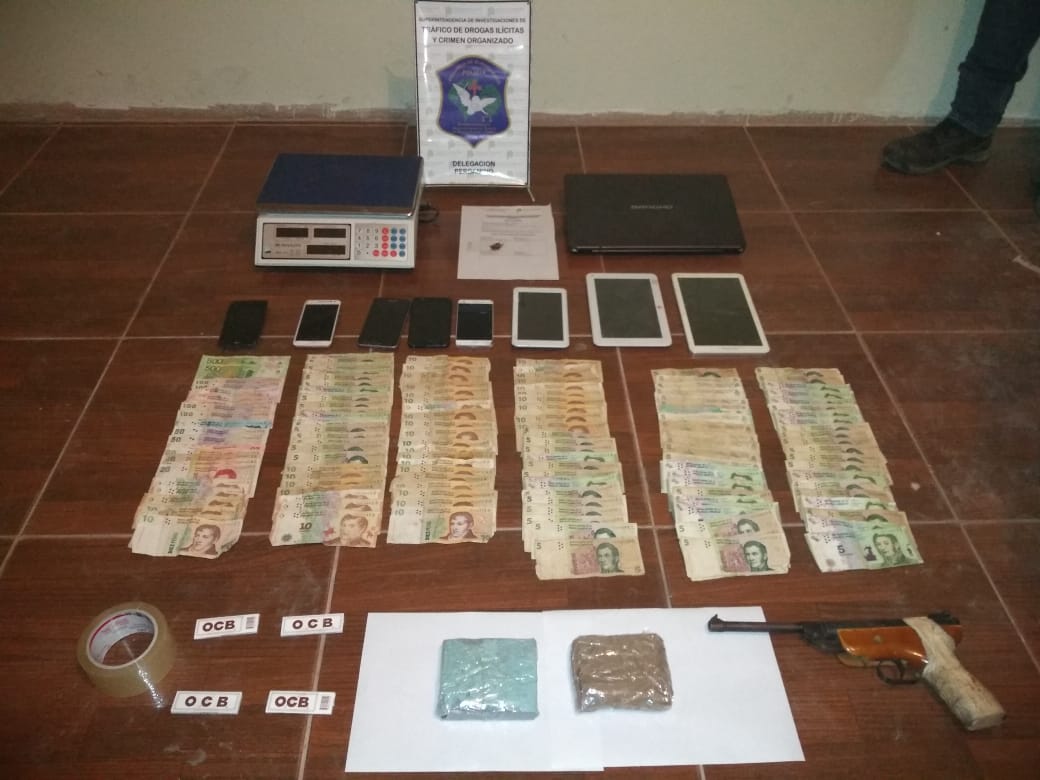 Tras un operativo policial conjunto se llevaron a cabo cuatro allanamientos donde se secuestró marihuana, armas, dinero en efectivo y vehículos entre otros elementos probatorios. A continuación, el parte policial: