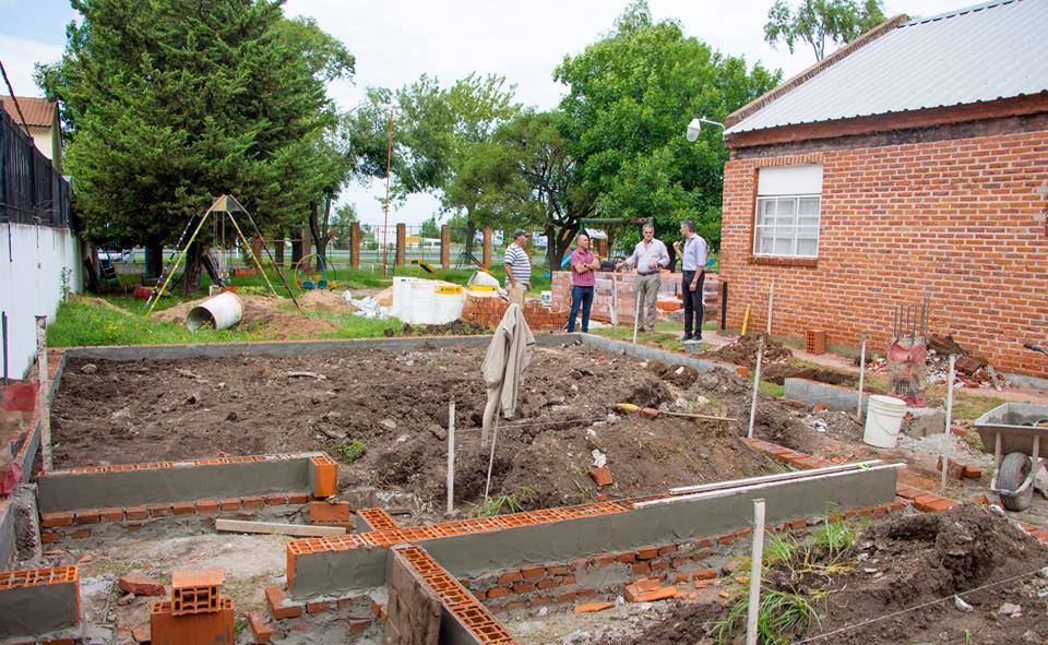 El intendente interino, Pablo Pino, acompañado por el encargado de Presupuesto Diego Bastianelli y el director de Gobierno Gonzalo Villalonga, realizó una visita al Jardín de Infantes Nº 902.