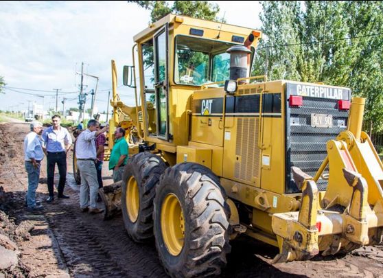 Desde el Ejecutivo recorrieron la obra de cordón cuneta que se está desarrollando en el barrio Las Lilas, específicamente en las calles 38 a 42, y de 9 a 11.