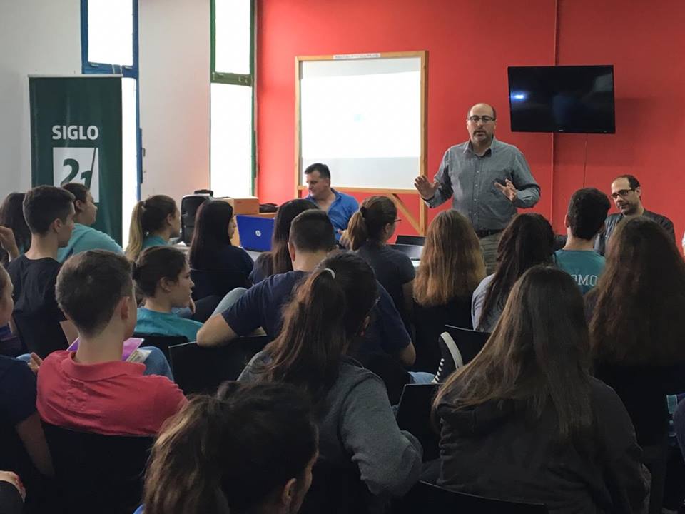 En la mañana del lunes 12 de noviembre, en la Escuela Normal Superior “Juan B. Marenzi”, se realizó una Charla de Difusión de las carreras terciarias, universitarias y los cursos de formación profesional que se ofrecerán en nuestra localidad para el ciclo lectivo 2019.