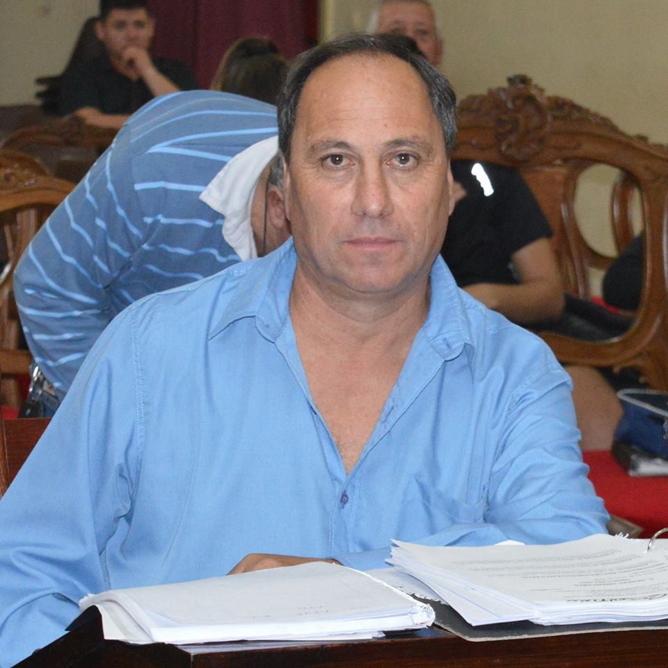 En las últimas horas se supo que el concejal Oscar Cosentino, quien acompañaba al actual presidente del Honorable Concejo Deliberante, Waldemar Giordano, rompe filas y conformará un bloque unipersonal: Unidad Ciudadana-PJ.