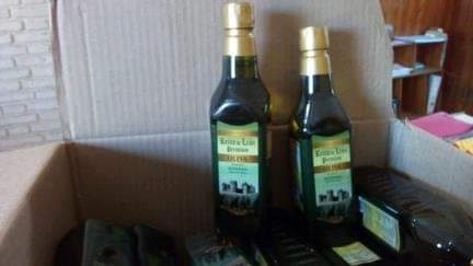 La Dirección de Bromatología informó que en las últimas horas se procedió a decomisar un total de 16 botellas de aceite de oliva de medio litro marca Reino de León.