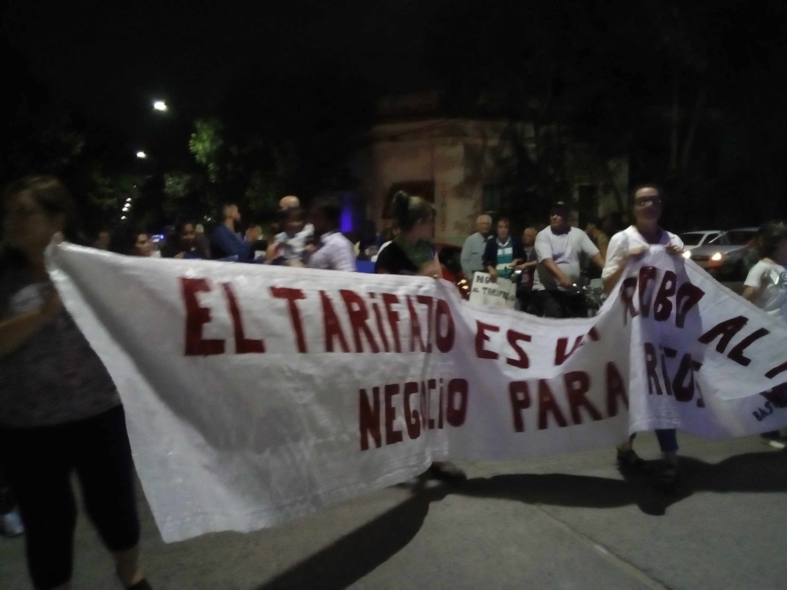 En la tarde noche del viernes 18 de enero, decenas de vecinos se autoconvocaron en calle 47 y 21, haciendo saber el descontento social por las altas facturas en los servicios, tanto en energía como gas.