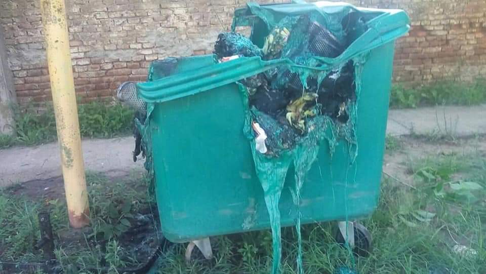 En la mañana del sábado 19 de enero los vecinos de Pearson se sorprendieron al ver incendiado el contenedor de basura que hace aproximadamente dos meses fue instalado en la localidad.