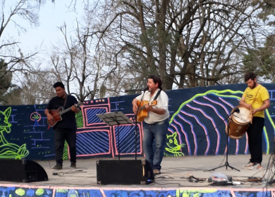 La Dirección de Cultura informó que este domingo 18 de noviembre habrá una Jornada Musical en el Patio del Artista “Liliana Graglia” de Plaza San Martín.