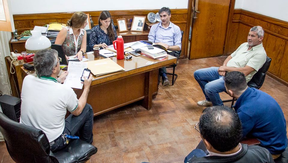 En la mañana del martes 13 de noviembre, con la presencia de los funcionarios municipales Nadia Sequeiro, Adriana Grela y Diego Bastianelli, tuvo lugar en el Palacio Municipal la Licitación Pública Nº 14/2018 “Adquisición de dos camiones cero kilómetro” destinados a Secretaría de Obras Públicas”.