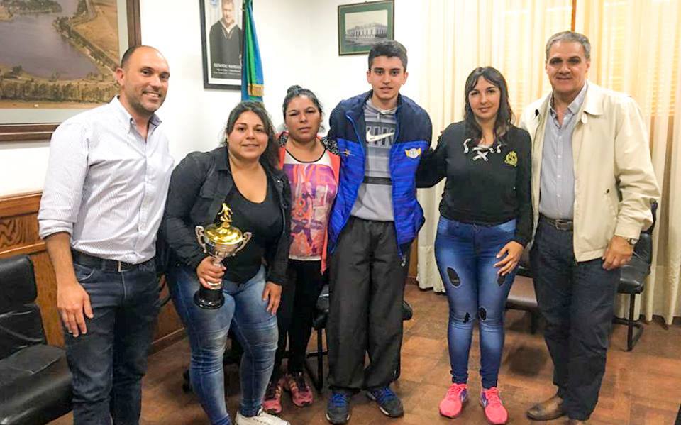 En la mañana del martes 13 de noviembre, el concejal Pablo Pino, junto a los funcionarios Rocío Martínez y Gonzalo Villalonga, se reunieron y felicitaron al equipo femenino de fútbol del Club Atlético El Fortín, quienes salieron campeonas del torneo desarrollado en la localidad de Pergamino.