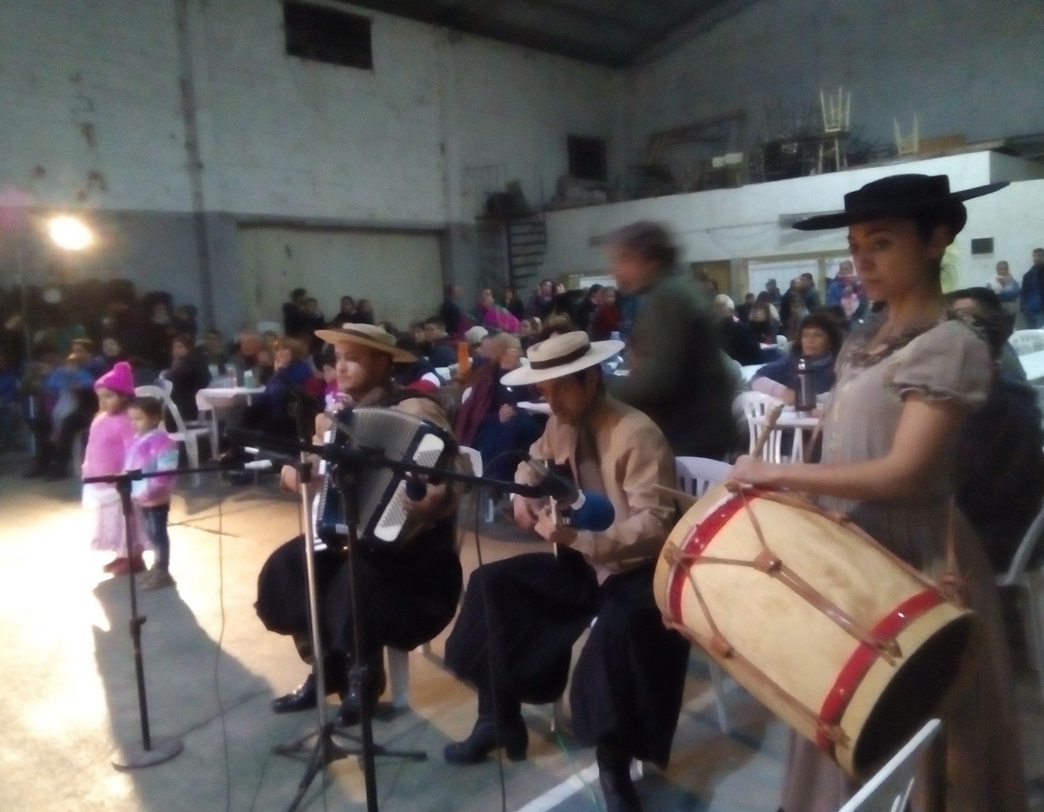 Este domingo 7 de julio, en el Gimnasio Parroquial, se llevó a cabo con una gran marco de público una gran peña folklórica dentro de los festejos del Ballet Folklórico Colón que dirige el profesor Matías Martinelli.