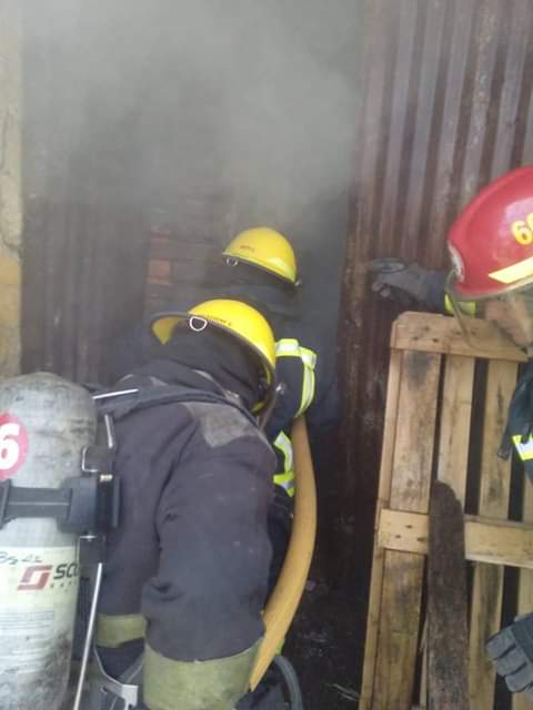 En la madrugada del este sábado 8 de junio fueron convocados Bomberos Voluntarios por el incendio de una vivienda en calle 9 y 36, propiedad de la empresa GENAVE S. A. (ex Coob).