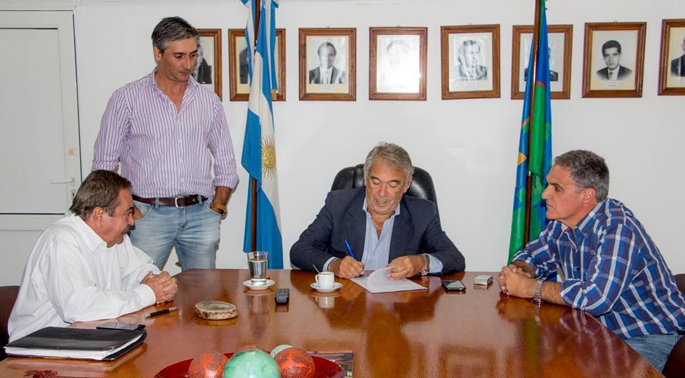 En la jornada del miércoles 20 de marzo, acompañado por el funcionario municipal Diego Bastianelli y el concejal Pablo Pino, el intendente Ricardo Casi recibió al representante de la firma Cora Dir, empresa ganadora de la Licitación Pública 15/2018 sobre “Adquisición de 630 luminarias led para los barrios Belgrano y 9 de Julio”.