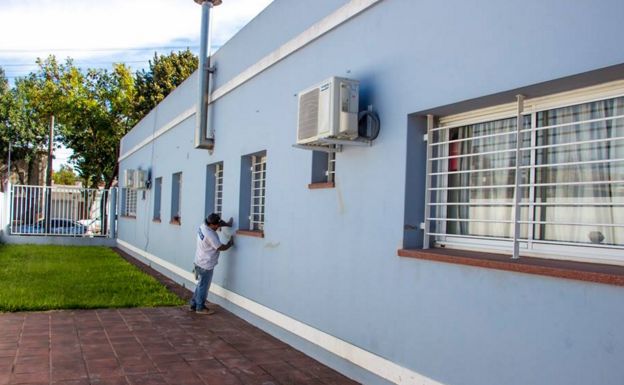 En la mañana del jueves 21 de marzo, Rocío Martínez, secretaria de Cultura, Educación y Deporte y Gonzalo Villalonga, director de Gobierno, recorrieron el Jardín 908 “Anteojito” donde se están llevando a cabo trabajos de pintura exterior.