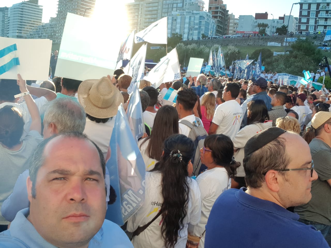 Alternativa Federal llevó a cabo su primer acto multitudinario en la provincia de Buenos Aires, con Sergio Massa como figura central y con un llamado a construir “una nueva mayoría”, ese anhelo que trae consigo el Frente Renovador y sus aliados de todo el país y que, desde 2015, no pudo ver aún plasmado en las urnas frente a la polarización entre macrismo y kirchnerismo.