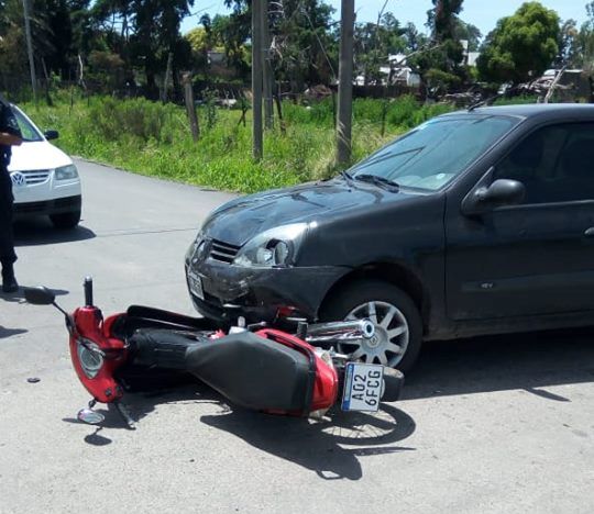 En la mañana de este jueves 8 de noviembre fueron alertados los servicios de emergencia a raíz de un accidente entre un automóvil y una motocicleta en 7 y 40.