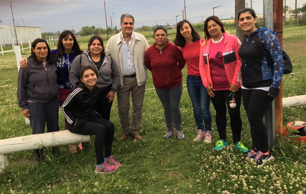 Las funcionarias Rocío Martínez (secretaria de Cultura, Educación y Deportes) y María José Rodríguez (Dirección de Género y Fortalecimiento Familiar), junto al doctor Pablo Pino, visitaron al equipo de fútbol femenino del Club Atlético El Fortín.