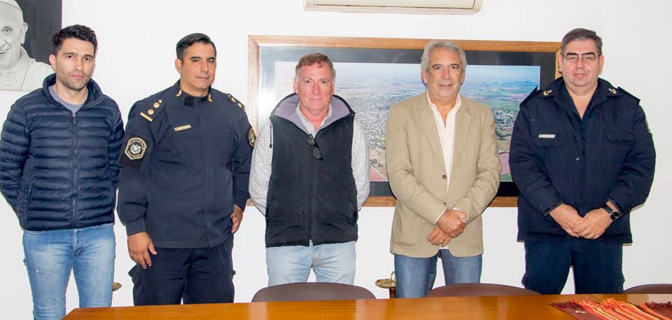 En la mañana del viernes 22 de marzo, el intendente Ricardo Casi, acompañado por el secretario de Seguridad, Marcelo Battaglia, recibió a las nuevas autoridades de la Estación Comunal de Policía de nuestra ciudad.