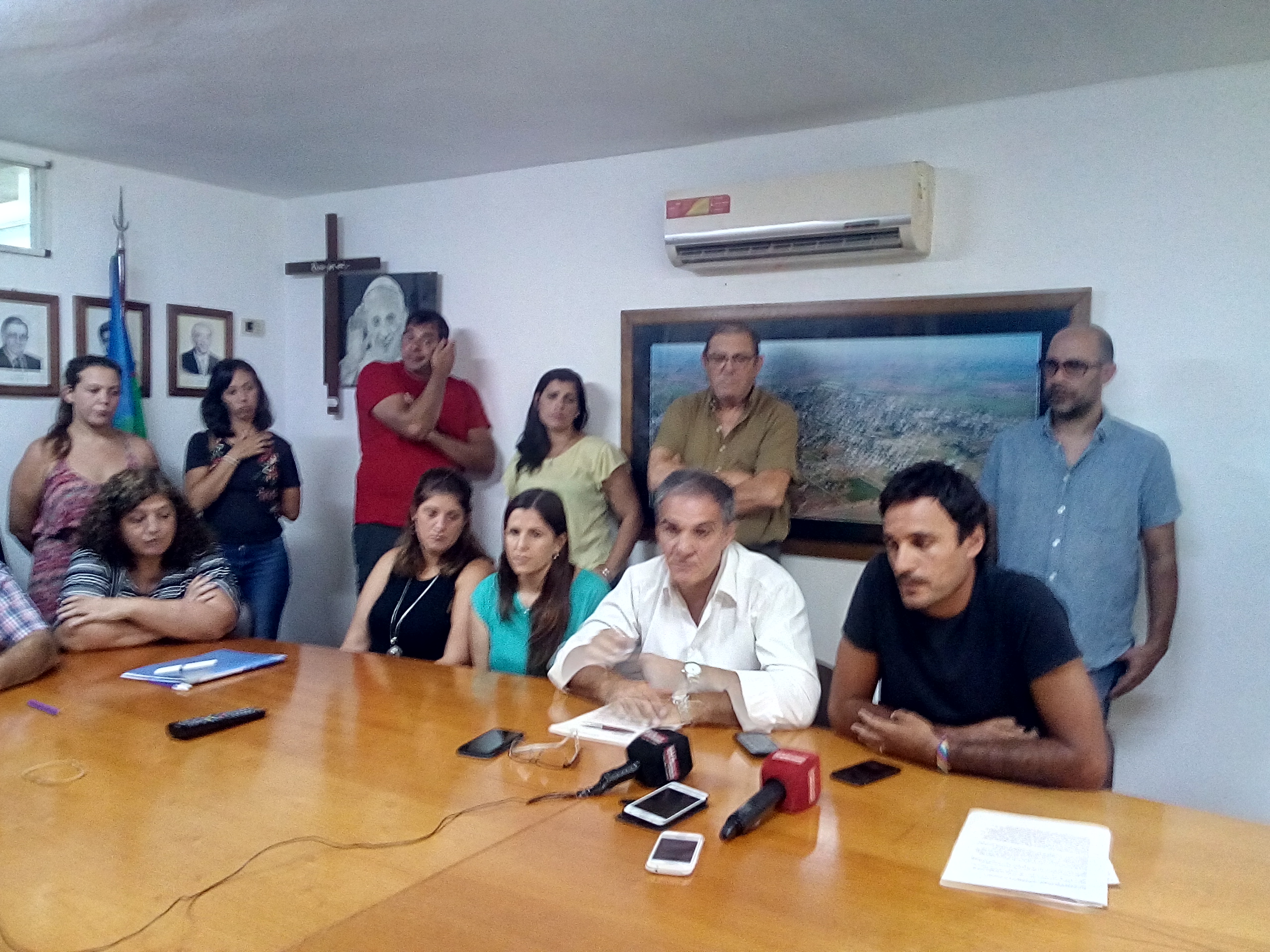 Los concejales del Frente para la Victoria, Pablo Pino y Mauricio Demarco, en representación del equipo que acompaña al intendente Ricardo Casi en la gestión, brindaron una conferencia de prensa con el objetivo de repudiar categóricamente la imputación del juez Claudio Bonadio en una mega causa en la que se involucra a otros 91 jefe comunales.