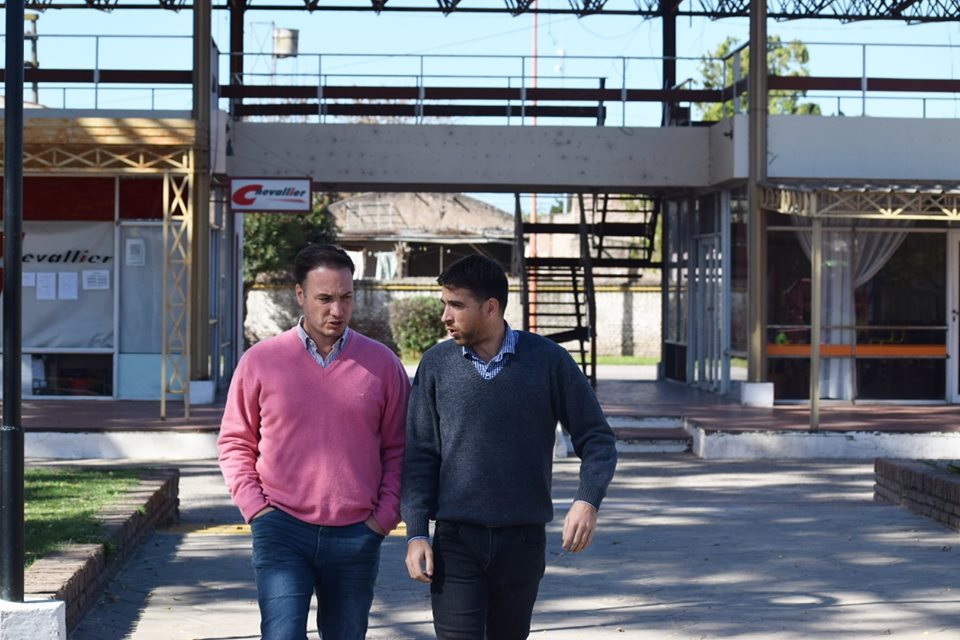 En un trabajo mancomunado y con el apoyo del Gobierno de Santa Fe, el senador Lisandro Enrico junto al presidente comunal, Benjamín Gianetti, continúan gestionando un proyecto para restaurar la terminal de ómnibus de Wheelwright, un edificio fundado en 1972 que brinda servicios y espera a los pasajeros.