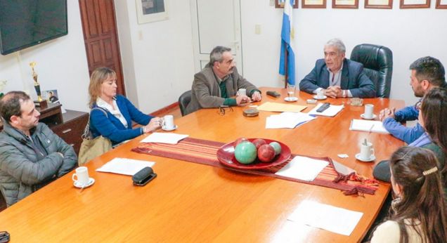 El intendente Ricardo Casi recibió a un grupo de arquitectos colonenses. En la reunión llevada a cabo en el Palacio Municipal se conversó acerca del estado del Centro Cívico y de la exterminal de ómnibus de nuestra ciudad.