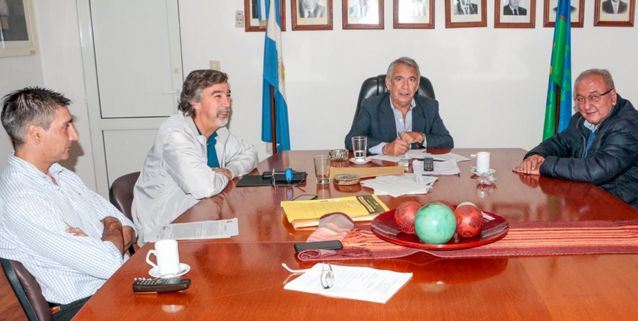 En el mediodía del viernes 17 de mayo, el intendente Ricardo Casi y el encargado de Presupuesto Diego Bastianelli, recibieron a autoridades de la firma encargada de llevar adelante la obra de pavimento con concreto asfáltico para los barrios Las Lilas, Nacional y Sol de Mayo, con quienes se firmó el correspondiente contrato.