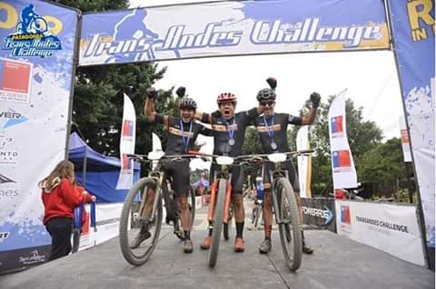 El Diez dio a conocer que entre el 16 y 20 del corriente, en Pucón (Chile), tuvo lugar el tradicional Trans Andes Challenge, una cita de gran jerarquía para el Mountain Bike internacional. Allí estuvieron presentes tres colonenses: Sergio Ariotti, quien formó parte de la modalidad Individual, y Fernando Ramírez y Marcos Preti, quienes lo hicieron en Duplas.