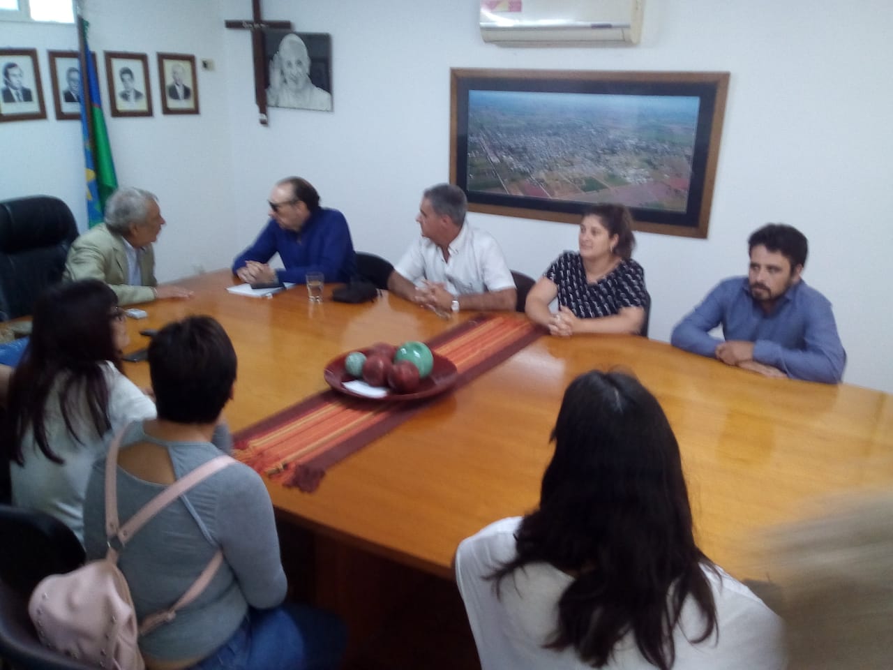 Durante el mediodía del miércoles 13 de marzo se realizó en el Palacio Municipal la reunión gestionada por el intendente Ricardo Casi entre familiares del niño que habría sido víctima de un hecho de abuso sexual y familiares de las víctimas del cuádruple crimen ocurrido en noviembre del 2018, con el fiscal general Mario Daniel Gómez.