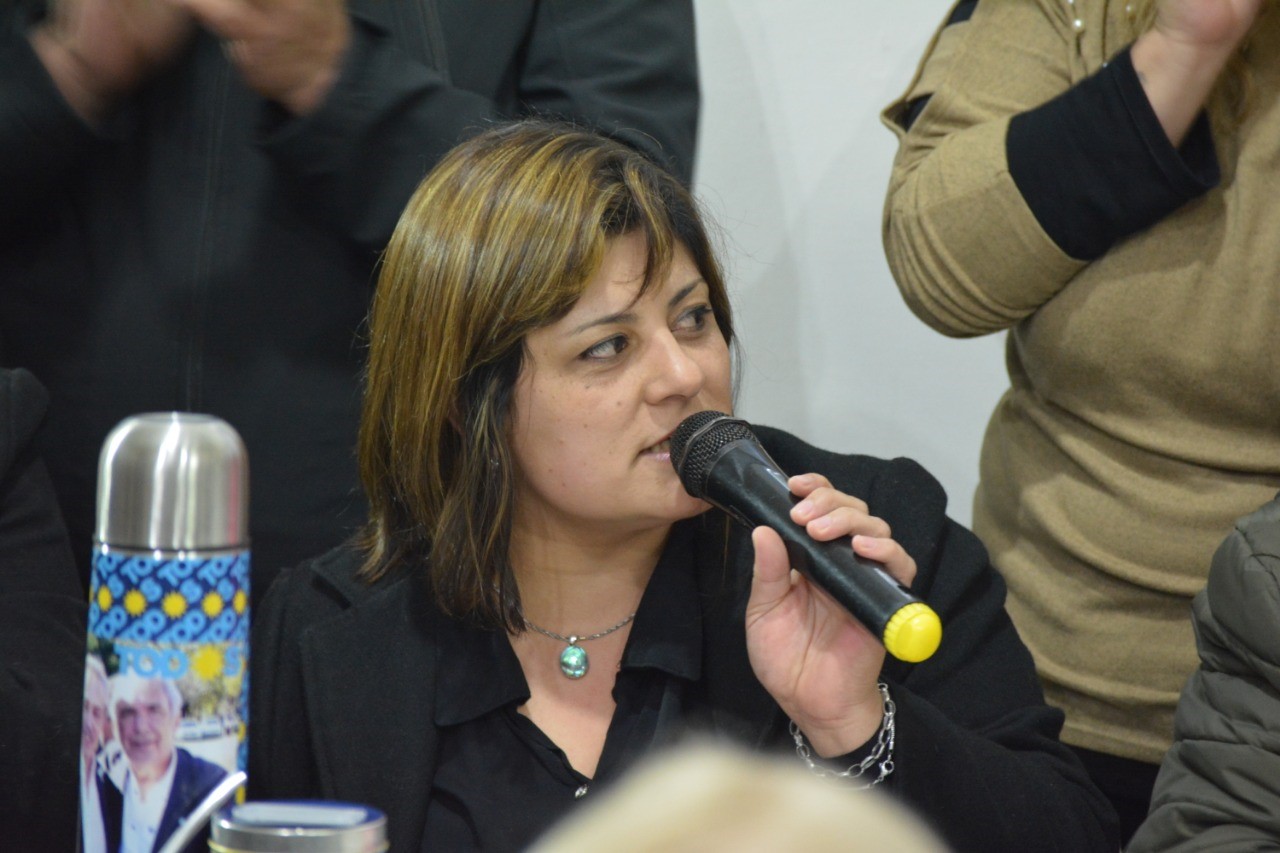 Ya tiene su experiencia en política y una gran experiencia en la docencia pese a su juventud. Sobre su participación en la lista 2 del Frente de Todos de Colón, Cecilia Menéndez, explica: “llegué a integrarla porque el concejal Mauricio Demarco se contactó conmigo comentándome que mi nombre se había propuesto y, por lo tanto, dependía de mí la decisión de ser parte de la lista”.