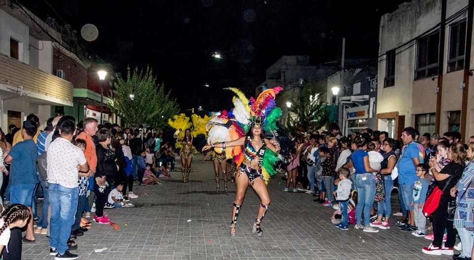 Este domingo 17 de marzo en calle 47 se realizó la noche de Carnaval como estaba previsto, allí una multitud se hizo presente para disfrutar el paso de las comparsas y los show musicales sobre el escenario.