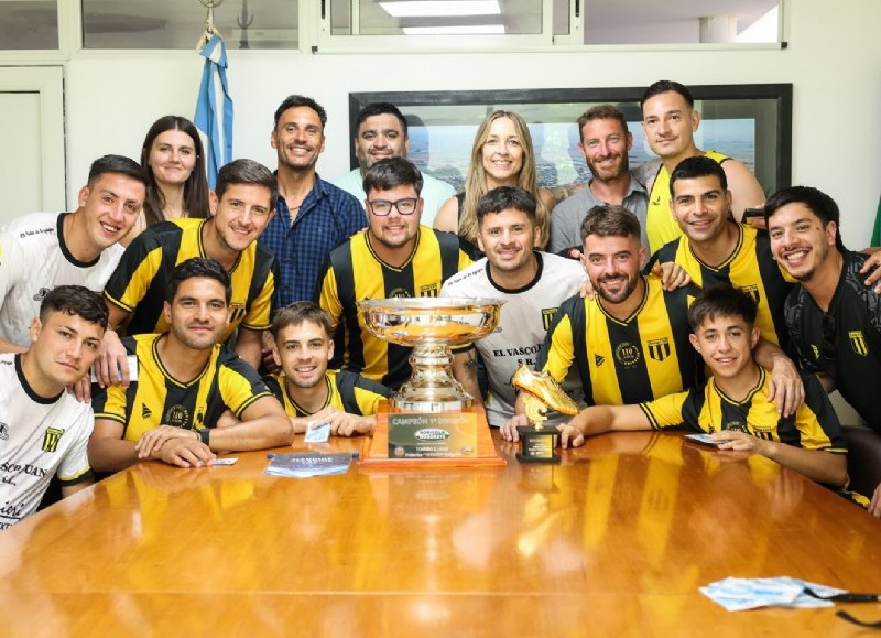 Reconocimiento municipal a Racing Club tras la obtención del título regional
