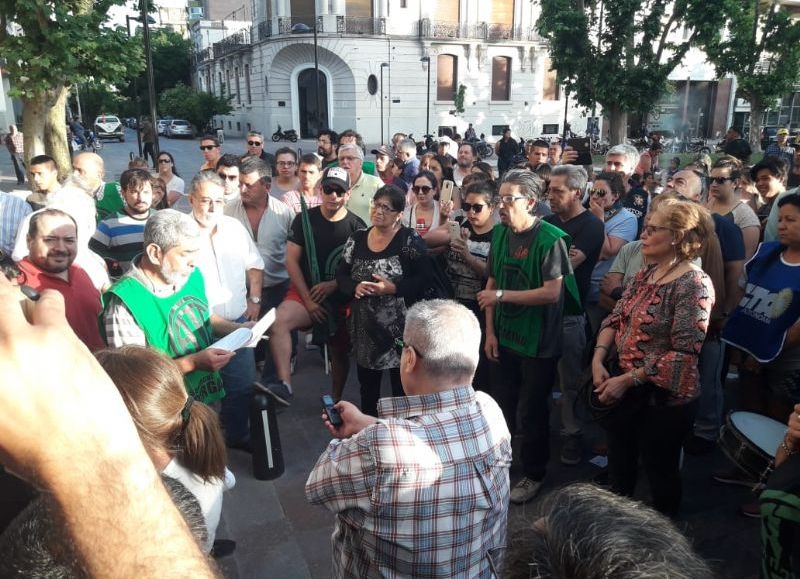 Los municipales entregaron un petitorio para que se cancele el decreto firmado por Javier Martínez. 
