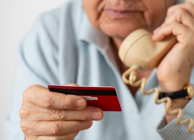 La recomendación clave es verificar siempre la identidad de la persona que está llamando.