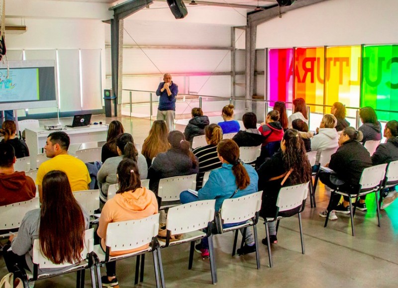 La iniciativa se desarrolla en el Polo Cultural, y cuenta con más de 60 inscriptos.