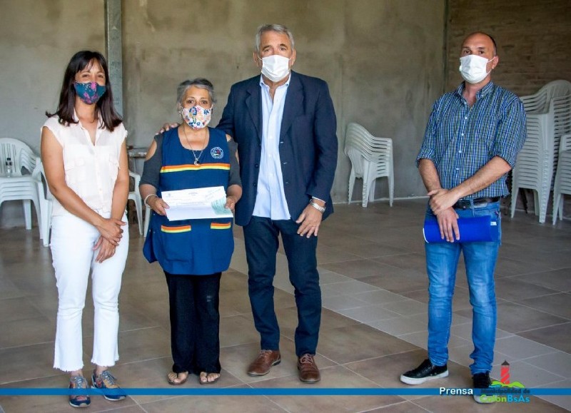 El intendente municipal Ricardo Casi junto al director de Gobierno, Gonzalo Villalonga, y a la secretaria de Educación, Ciencia y Tecnología, Rocío Martínez, visitaron dos instituciones de la ciudad: APINE y Taller Protegido.