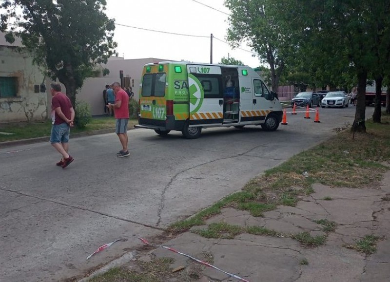 Los testigos del lugar habrían advertido que el ataque lo provocó un transeúnte vestido con una remera azul y gorra negra que se dio a la fuga tras los hechos.