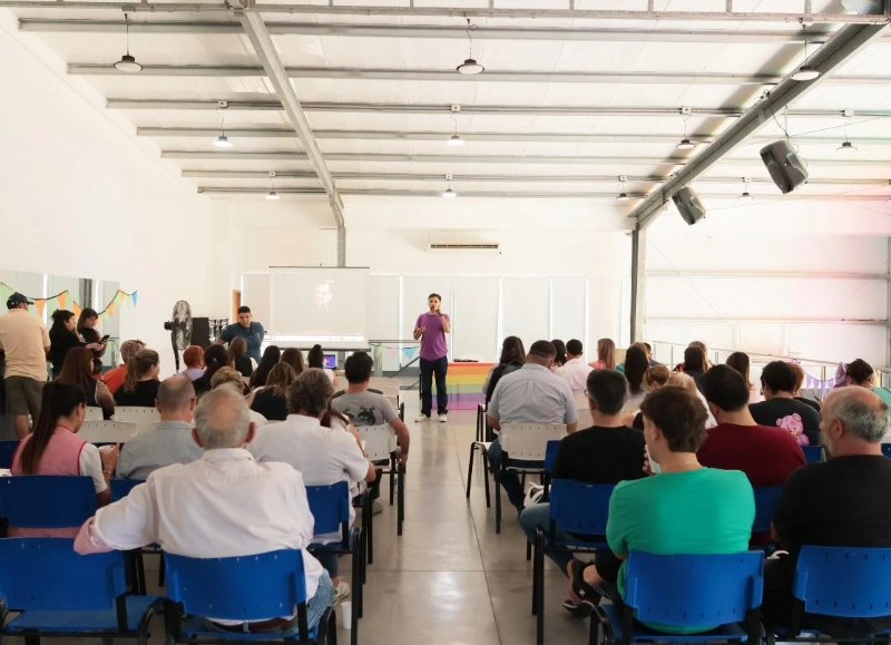 El director de Programas Especiales para la Diversidad, Nicolás Abratte, y su equipo participaron, de la jornada y debatieron con los presentes.


