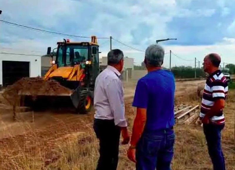 El Intendente Interino, Pablo Pino, junto al Director de Gobierno, Gonzalo Villalonga y al Secretario de Obras Públicas, Walter Angeloni, recorrió el sector de las obras.