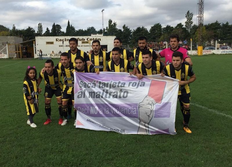 Los jugadores posando con la bandera.