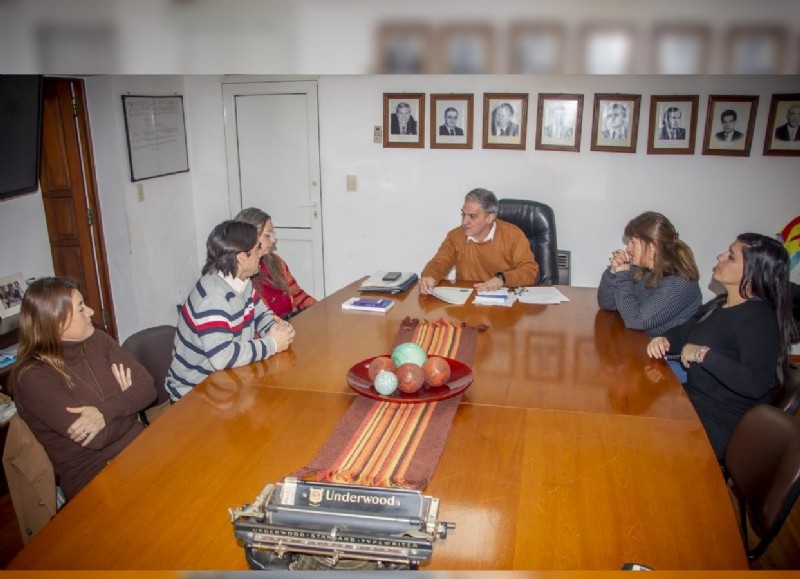 El presidente del Concejo Deliberante, Pablo Pino, junto a la directora de Discapacidad y Tercera Edad, Mariana Araguás; y la concejala María José Rodríguez recibieron al doctor Diego Artigas y a Silvana Pisari.