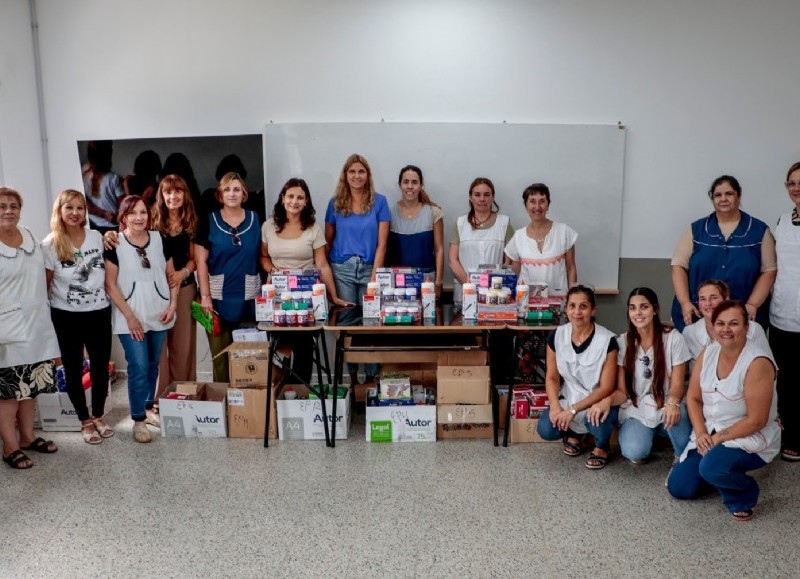 Entrega de materiales y kits para estudiantes de Colón.