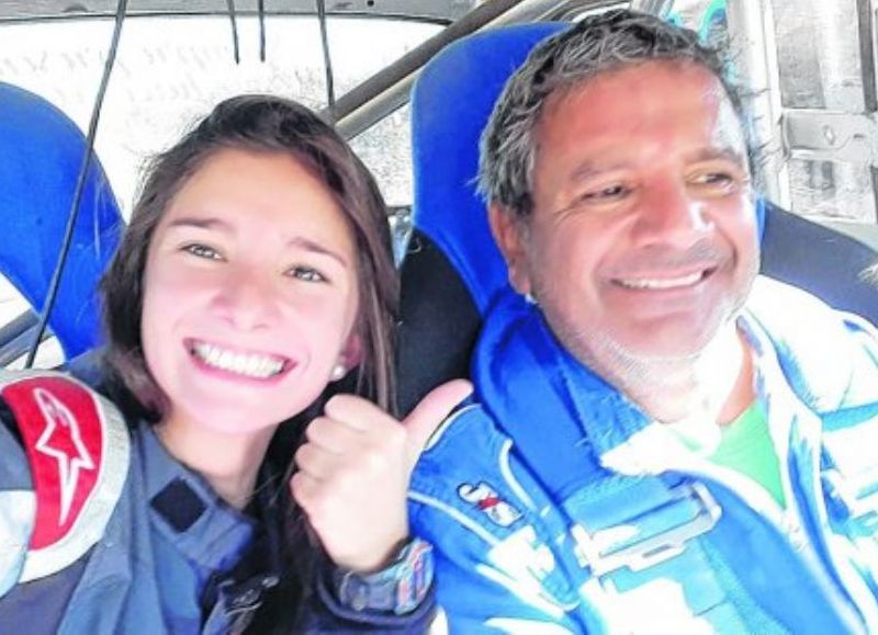 En la pista, junto a su padre.