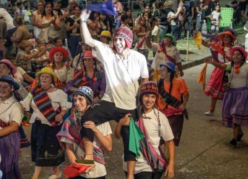 Se celebra la Noche 2 del Carnaval 2026 con shows y música en vivo desde las 21 en la zona de calle 9
