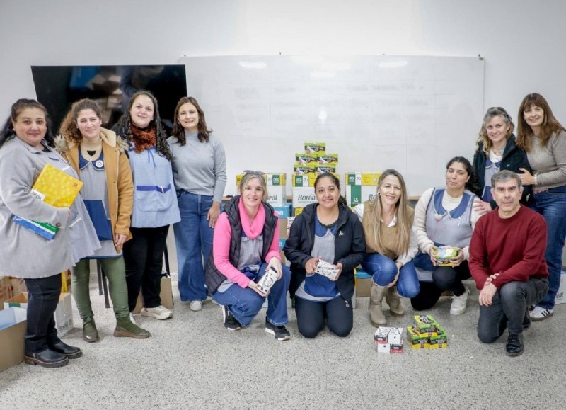 Se distribuyeron mesas y bancos para los comedores escolares de las escuelas primarias 1, 14, 11, 6 y 16, con el objetivo de mejorar las condiciones de alimentación de los estudiantes.