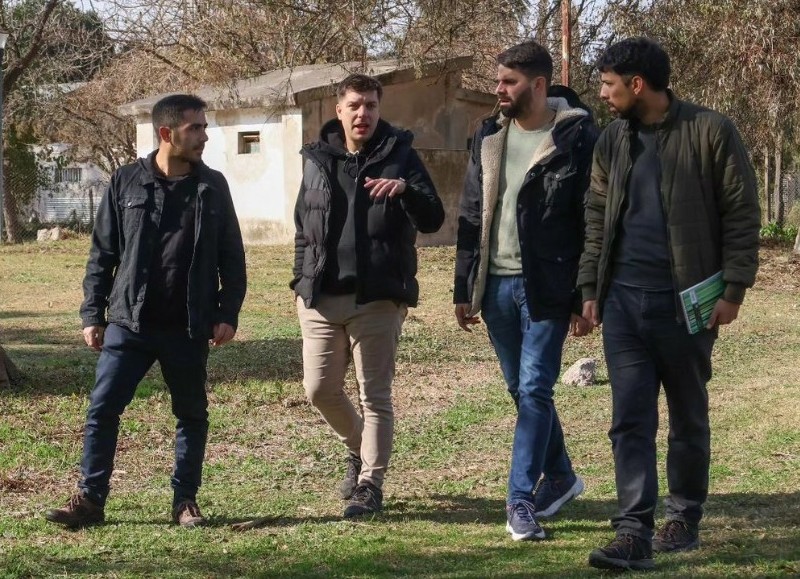 Funcionarios y arquitectos del Ministerio de Ambiente bonaerense realizaron un relevamiento del lugar para avanzar en la planificación de la construcción de un parque ecológico.