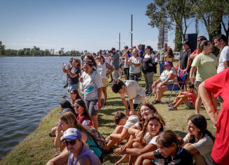 Durante la competencia, el espejo de agua se transformó en un punto de encuentro para el deporte, la recreación y la vida al aire libre