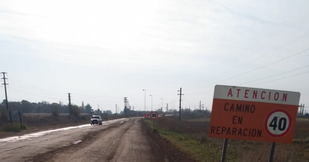 Con maquinaria y personal propio, la Municipalidad de Colón está llevando a cabo trabajos en la ruta provincial 50.