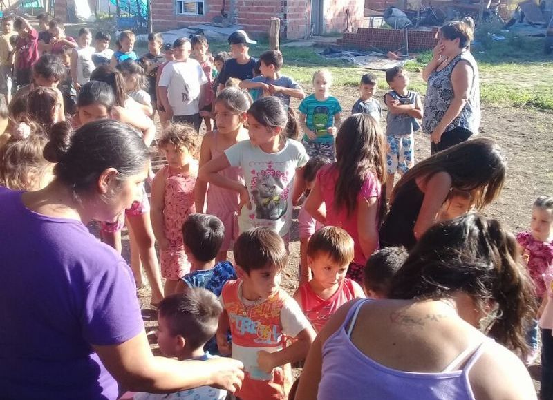 La alegría de los niños y niñas con sus golosinas y juguetes